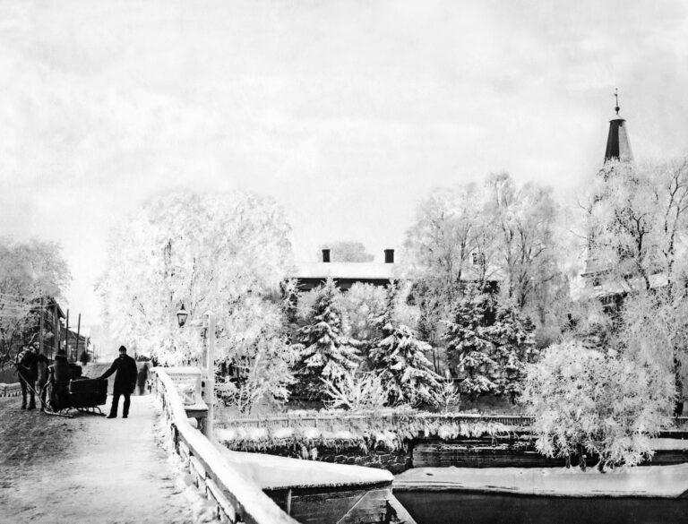 Reki ja vaatimaton öljylyhty puisella Hämeensillalla vuonna 1882.
