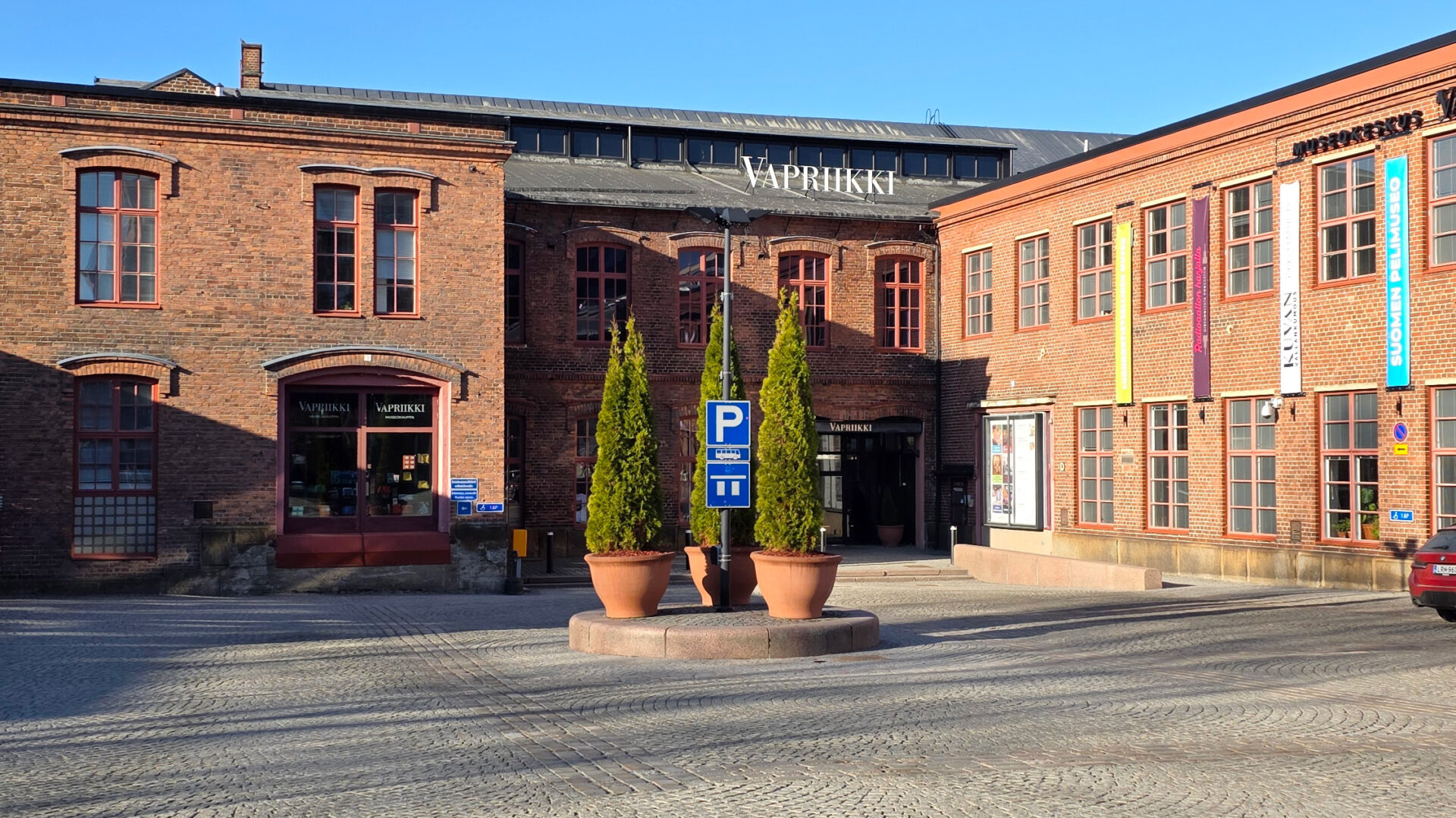 Vapriikin piha-alue. taustalla punatiilinen iso rakennus.