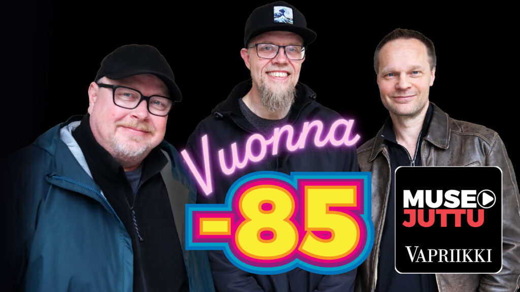 Kolme miestä ktasoo kameraan. Teksti Vuonna -85 keskellä kuvaa.