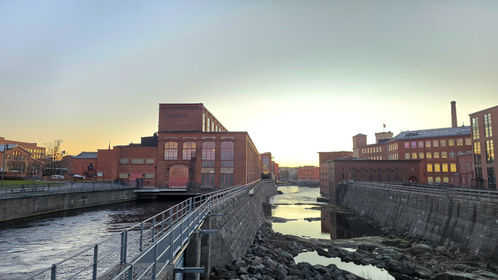 Koskimaisema talvella, Vapriikin punatiilinen rakennus kuvassa vasemmalla.