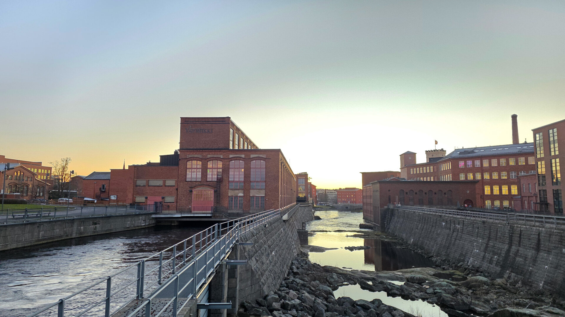 Koskimaisema talvella, Vapriikin punatiilinen rakennus kuvassa vasemmalla.