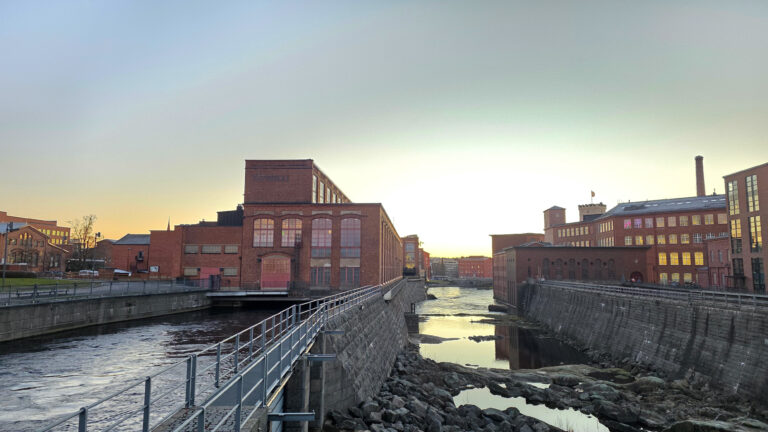 Koskimaisema talvella, Vapriikin punatiilinen rakennus kuvassa vasemmalla.