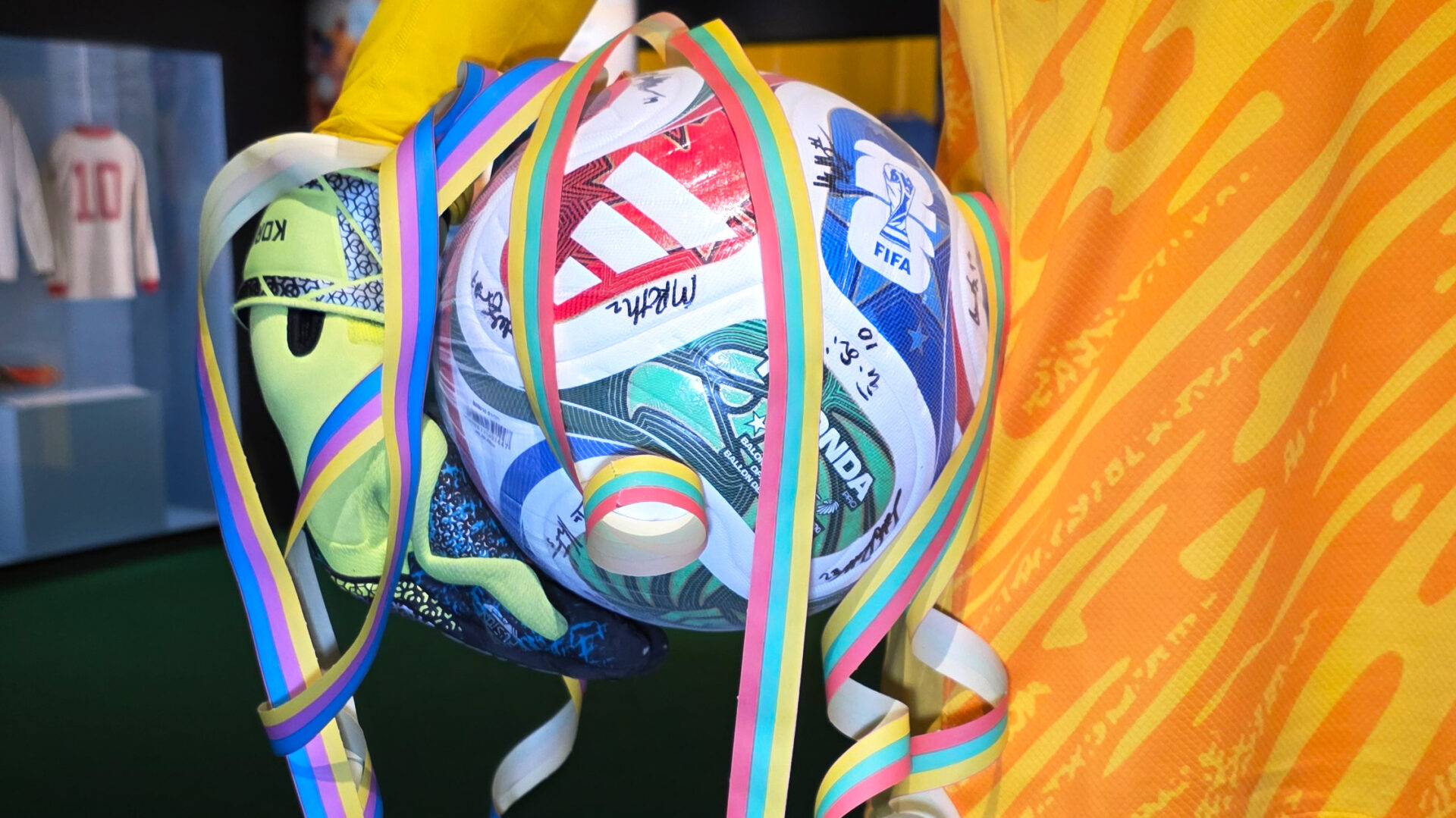 Jalkapallo, jonka päällä on serpenttiiniä.