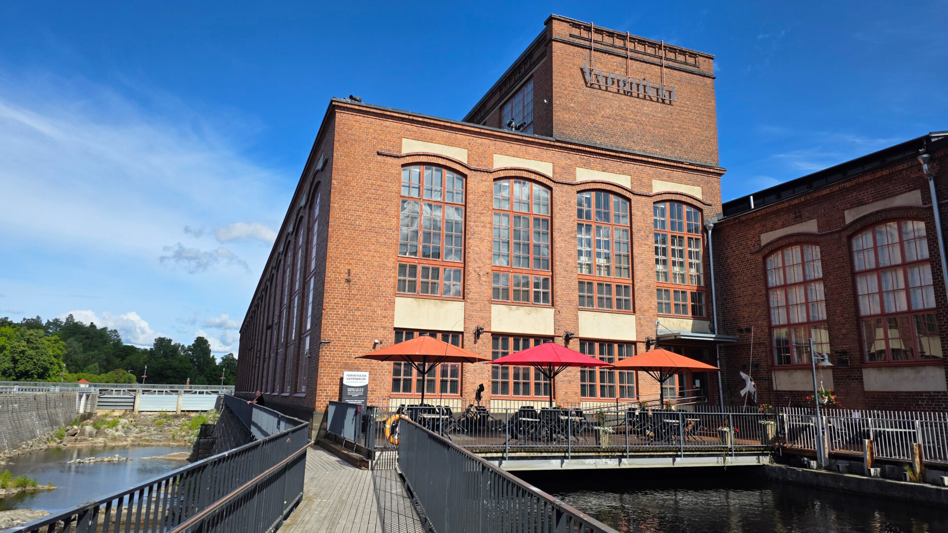 Museokeskus kuvattu ulkopuolelta kävelysillalta.