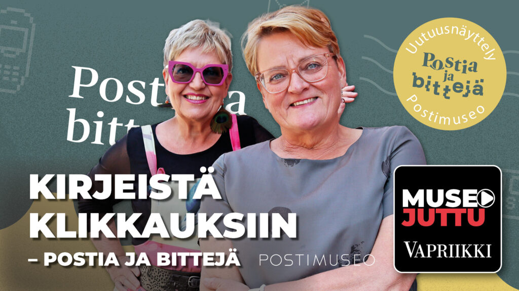 Kaksi naista hymyilevät kameralle. Teksti Kirjeistä klikkauksiin - postia ja bittejä etualalla. Tausta on vihreä.