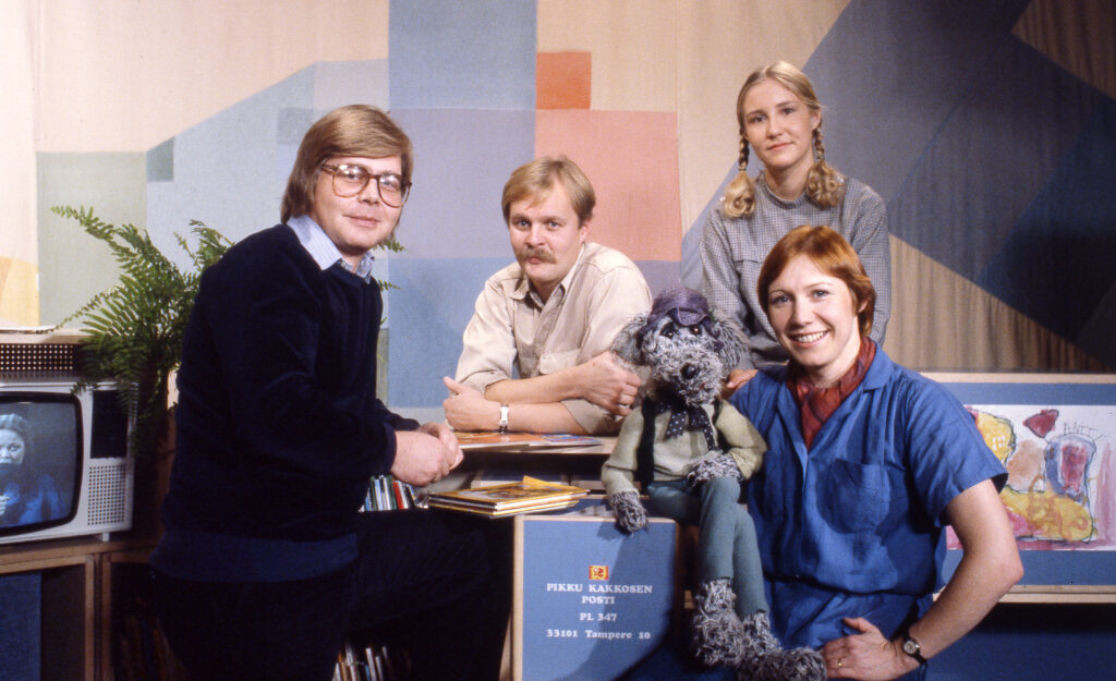 Pikku Kakkosen juontajat Jukka Nurminen, Jukka Rautiainen, Ransu-koira, Sohvi Sirkesalo ja Anna-Liisa Kirsi vuonna 1981. Kuvassa myös tuttu Pikku Kakosen postin osoite.